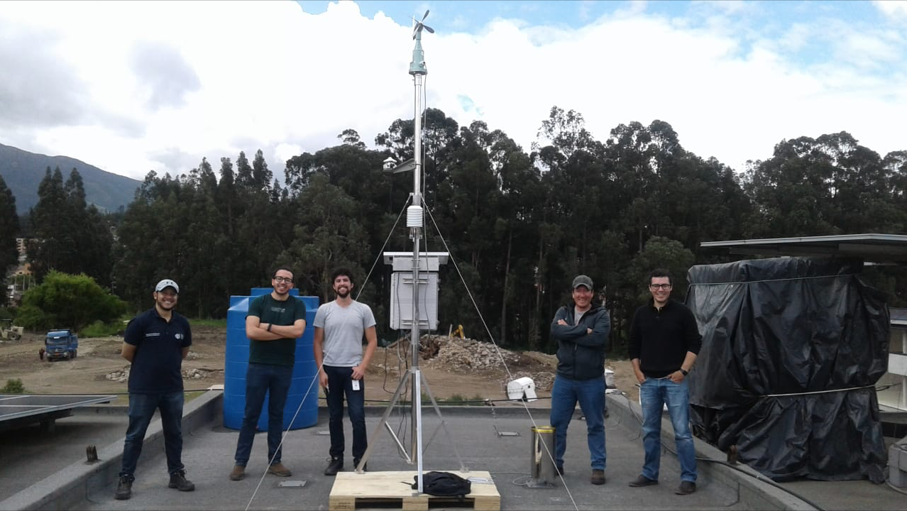Técnicos del IIGE y funcionarios de la Universidad de Cuenca junto a la estación meteorológica instalada.