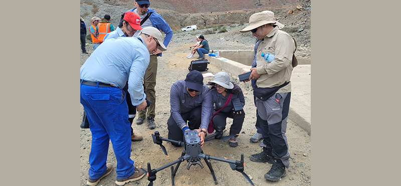 Técnicos del IIGE se capacitan en tecnología de drones para vigilancia ambiental minera