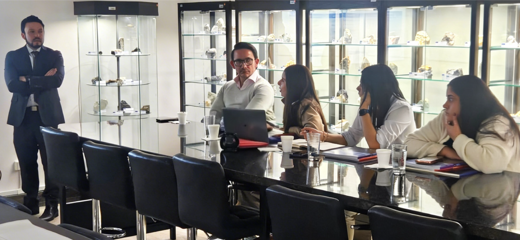 Autoridades del Viceministerio de Minería visitaron instalaciones del IIGE