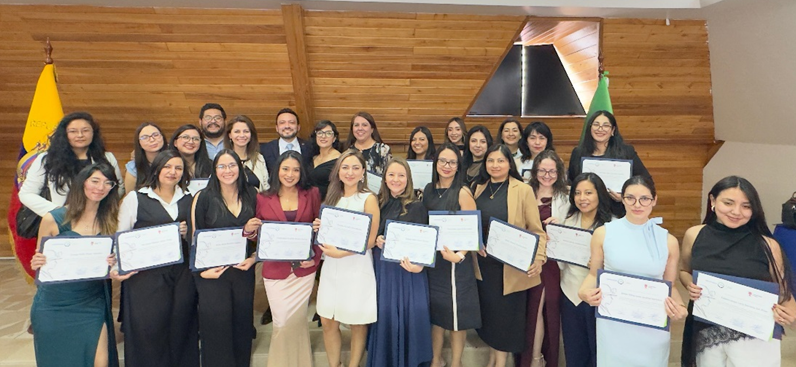 29 funcionarias del IIGE fortalecen su liderazgo con certificación en programa para mujeres del sector minero